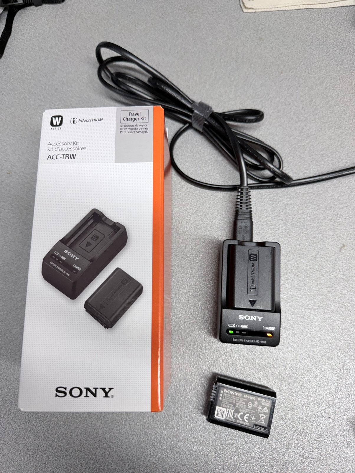 Sony BC-TRW acculader met twee Sony NP-FW50 accu’s, Sony, Sony, Zo goed als nieuw, Automatische uitschakeling