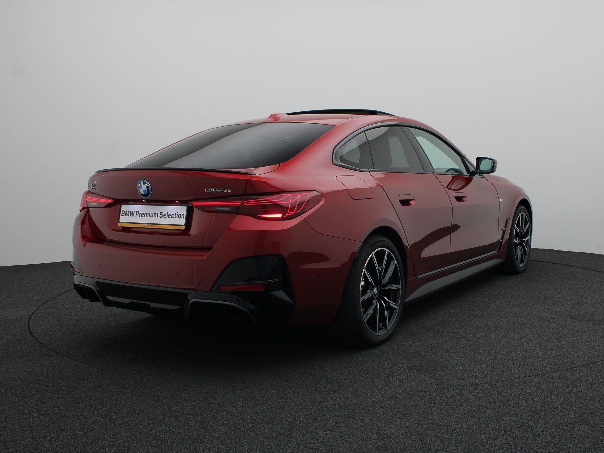 BMW i4 eDrive35 M Sportpakket Pro | Achteruitrijcamera | Sch, Gebruikt, Zwart, Met garantie (alle), 420 min