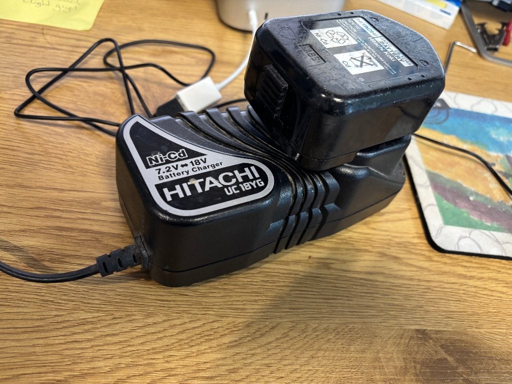 Te Koop HITACHI Acculader UC 18YG Hitachi 12 V ac, Ophalen of Verzenden