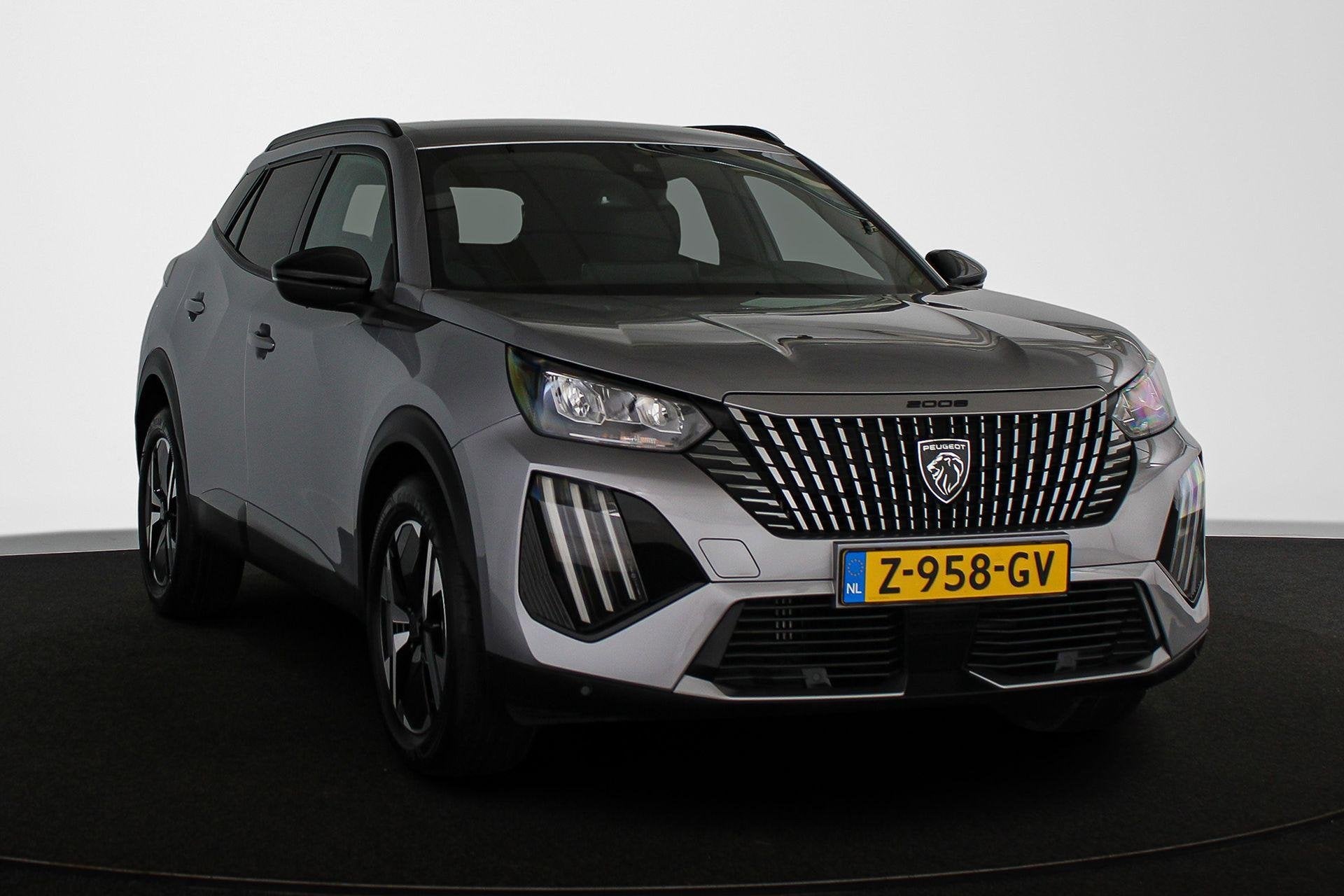 Peugeot 2008 1.2 PureTech 100 Allure Camera Apple CarPlay 17, Gebruikt, 1199 cc, Leder en Stof, 3 cilinders