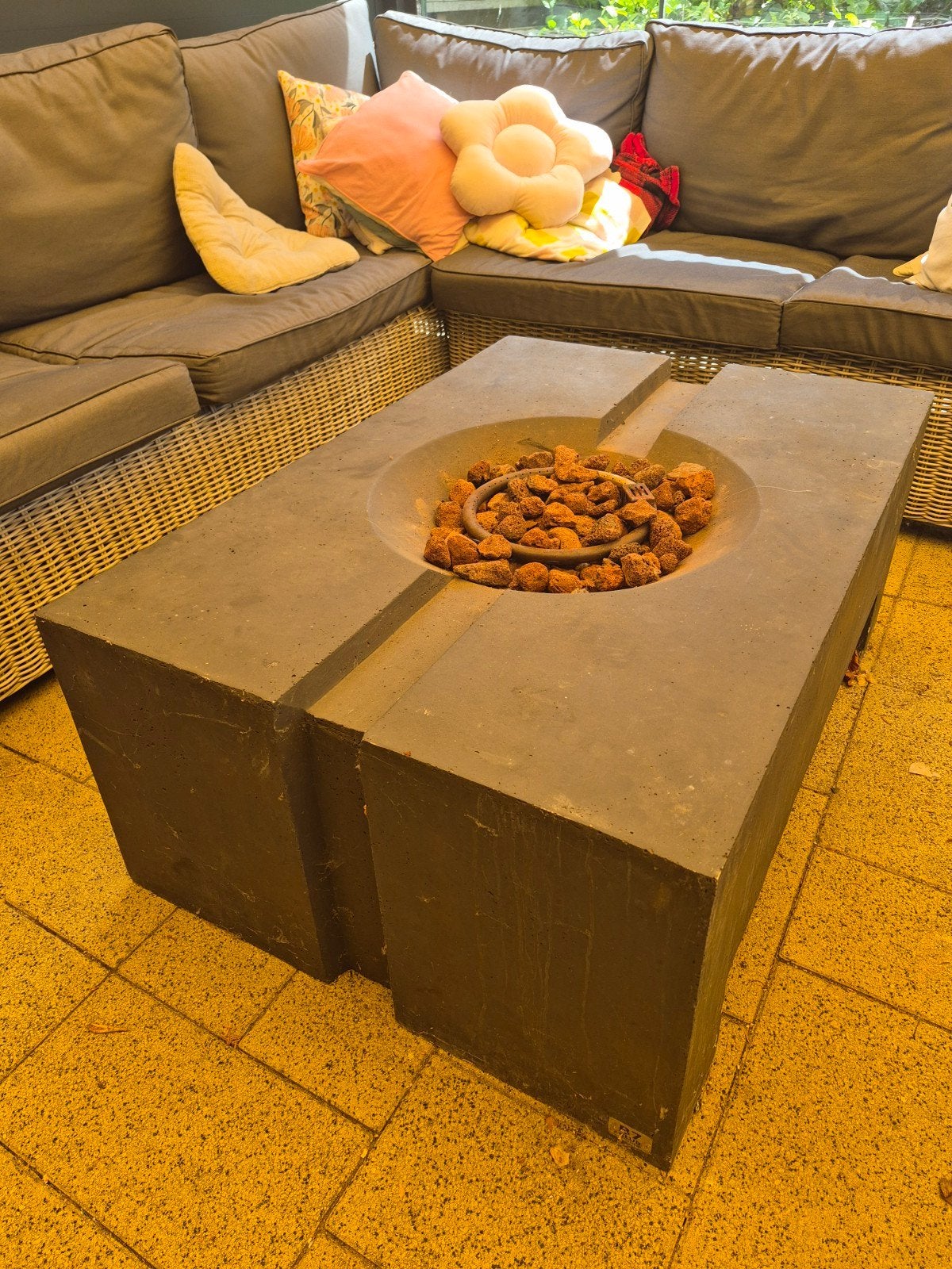 Moderne betonnen vuurtafel met gasbrander, Ophalen, Gebruikt, Vuurkorf