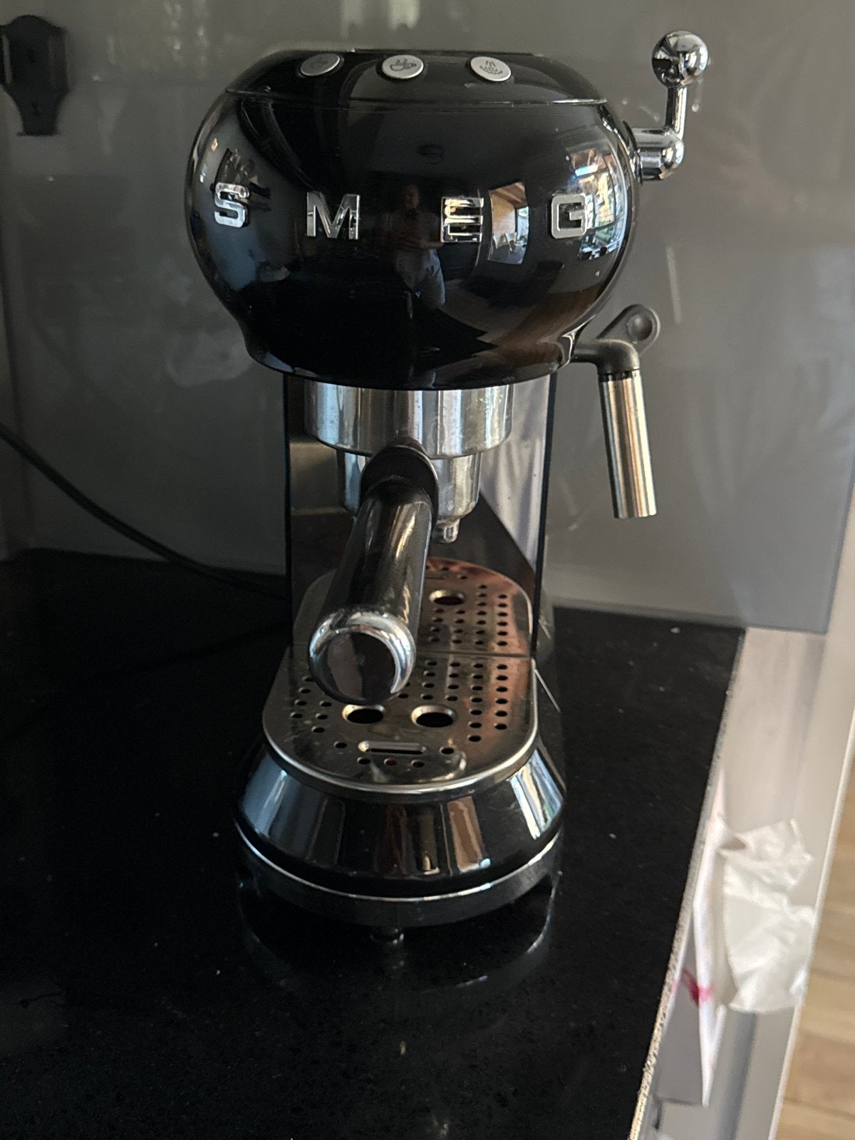 SMEG ECF02 Espressomachine - Stijlvol & Veelzijdig, Afneembaar waterreservoir, Espresso apparaat, 10 kopjes of meer, Gemalen koffie