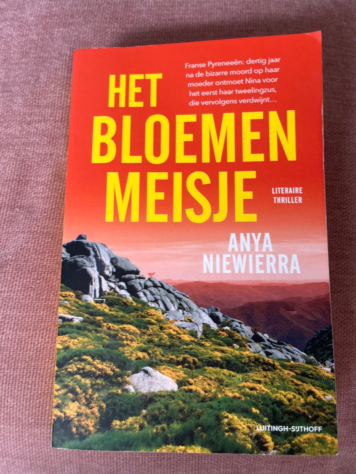 Boek: Het Bloemenmeisje - Anya Niewierra -Literaire Thriller, Boeken, Thrillers, Ophalen of Verzenden, Zo goed als nieuw, Europa overig