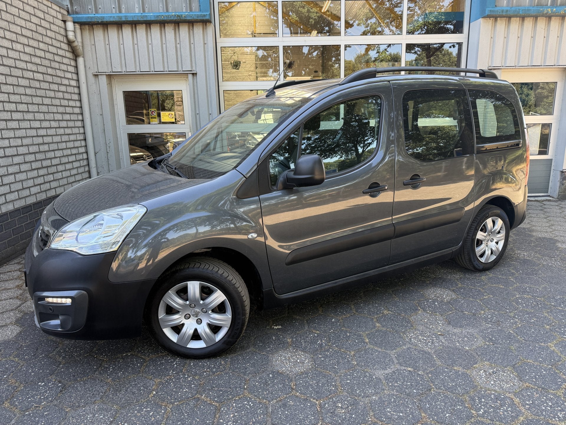 Peugeot Partner Tepee 1.2 PureTech Allure / 39577 KM, Auto's, Peugeot, Voorwielaandrijving, Stof, Gebruikt, 1199 cc