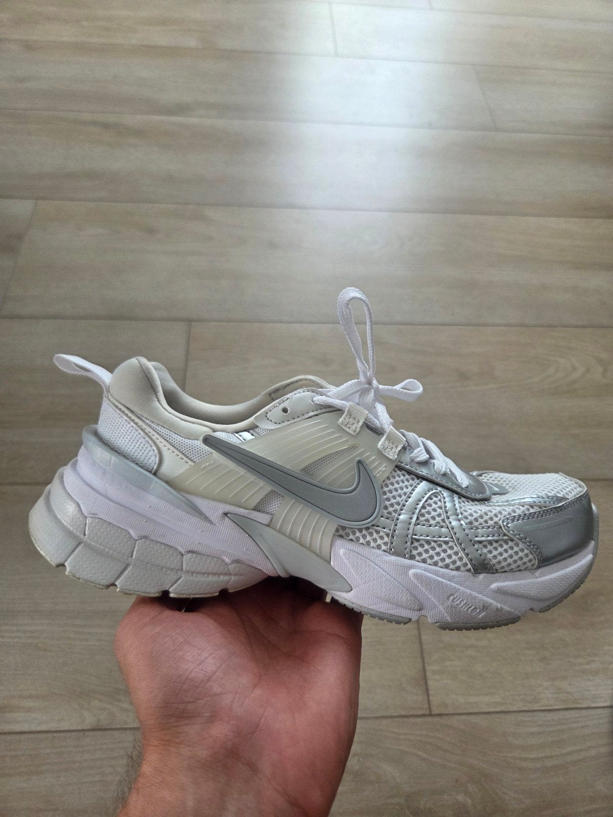 Nike V2K Run Dames Sneakers - Wit/Zilver, Kleding | Dames, Ophalen, Wit, Nike, Sneakers of Gympen
