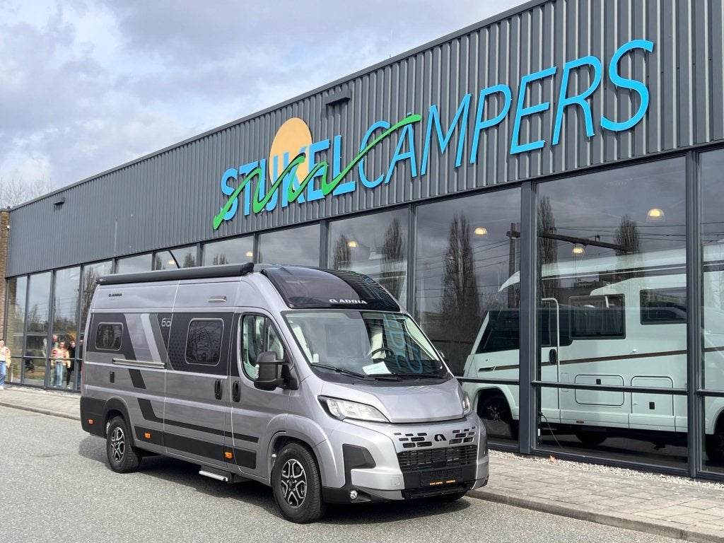 Adria Twin 640 SLB 60 YEARS AUTOMAAT, Caravans en Kamperen, Campers, Automaat, Winterisolatie, Buscamper of Camperbus, Ringverwarming