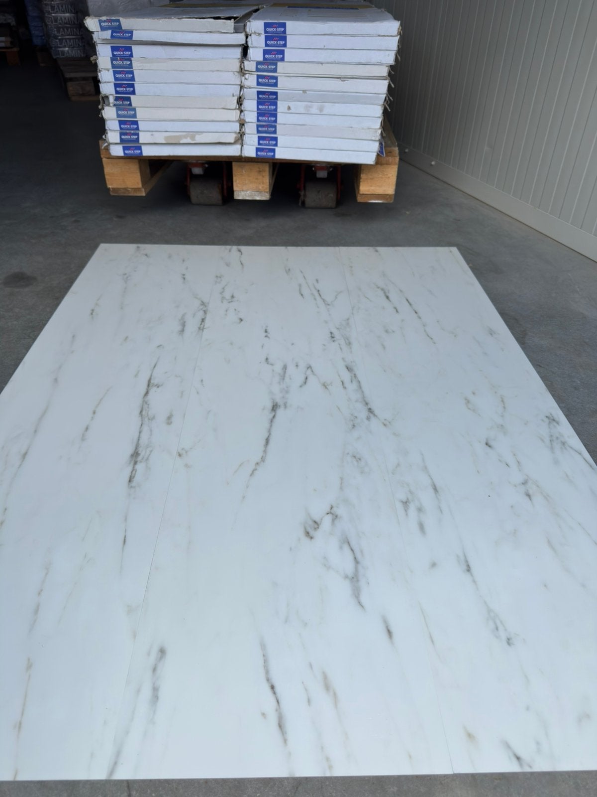 Quick-Step PVC Marmerlook Carrera White | 88m² | €29,95/m², 50 tot 150 cm, Nieuw, 10 m² of meer, Kunststof