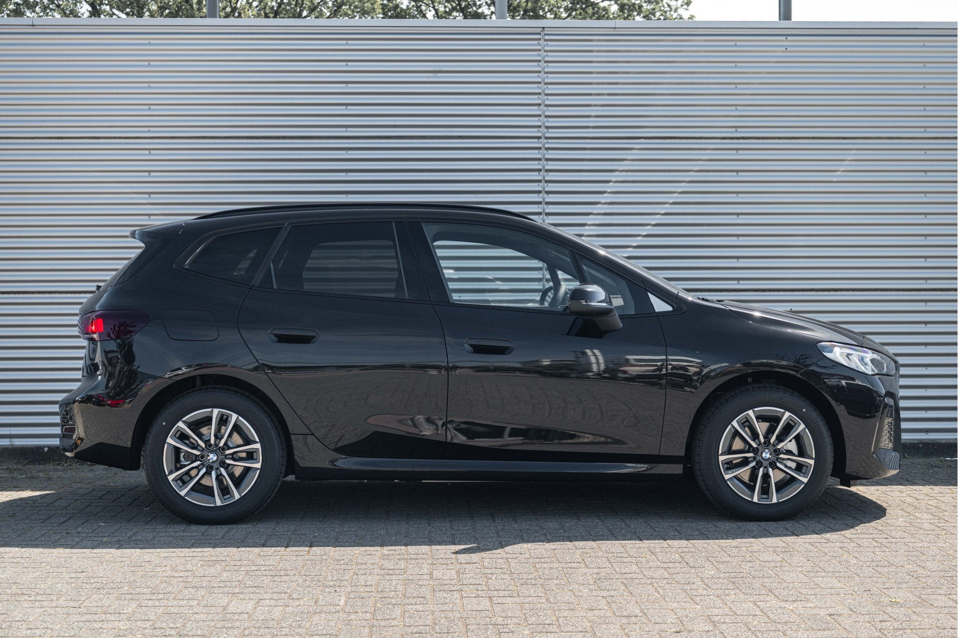 BMW 2 Serie Active Tourer 225e xDrive M Sport Automaat / Tre, Auto's, Automaat, Dealer onderhouden, 1800 kg, Zwart