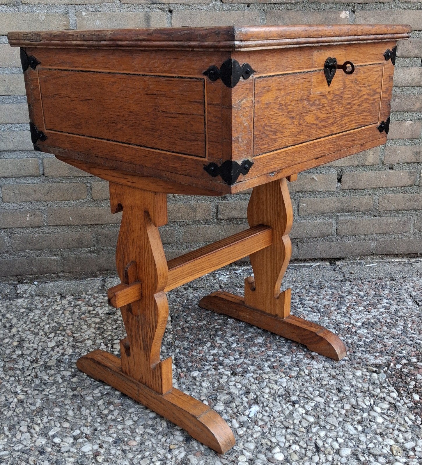 ART & CRAFTS. England. Ca 1900. Oak box table. *Zie tekst., Ophalen