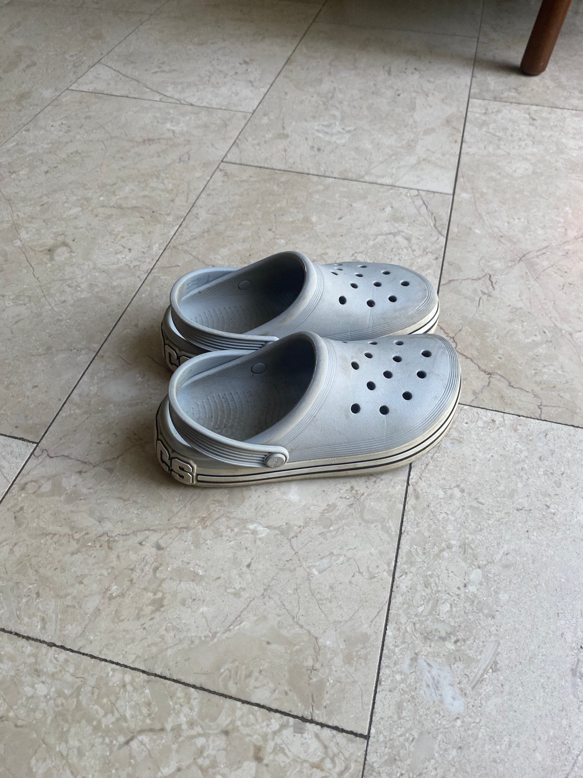 Crocs lichtgrijs met wit maat 37, Ophalen of Verzenden, Zo goed als nieuw, Jongetje of Meisje, Schoentjes