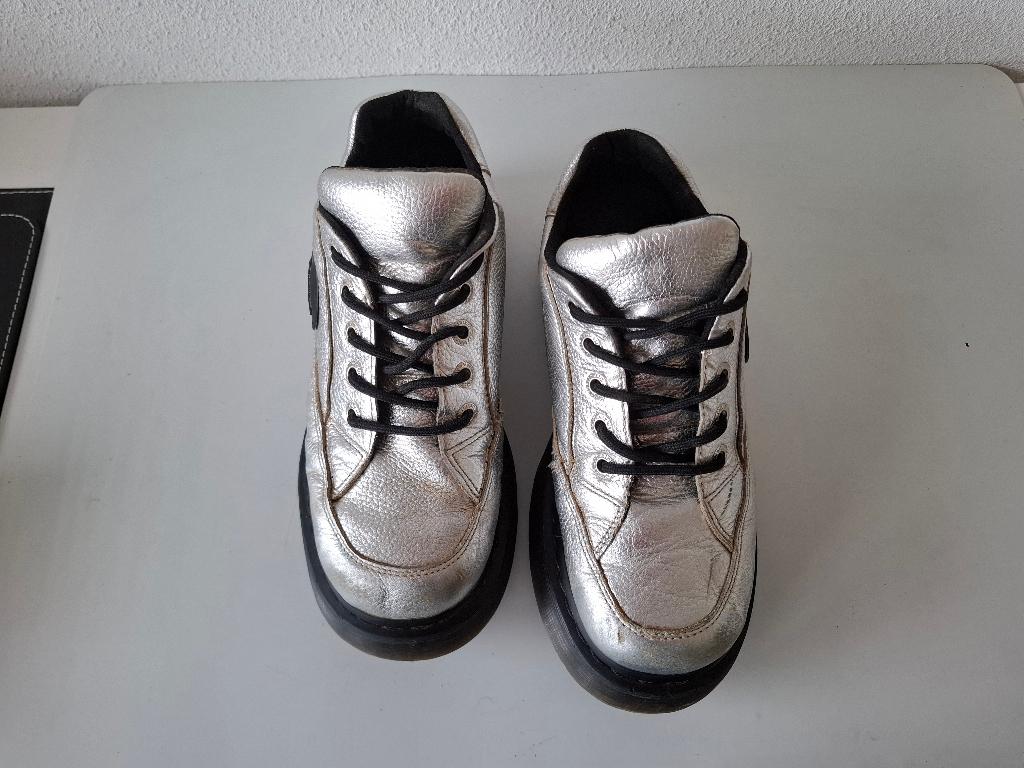 < Dr Martens MAAT 40 Type Buzz metallic zilver leer Festival, Schoenen met lage hakken, Overige kleuren, Verzenden, Zo goed als nieuw