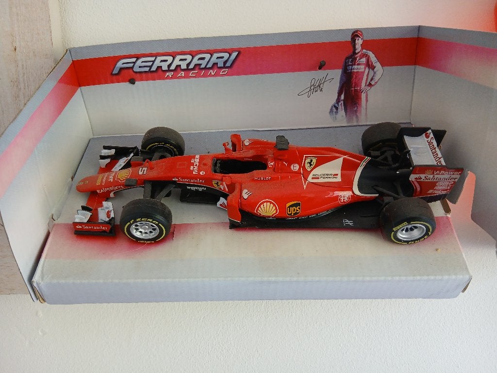 Ferrari SF15-T Sebastian vettel, Hobby en Vrije tijd, Modelauto's | 1:18, Ophalen of Verzenden, Zo goed als nieuw, Auto, Bburago