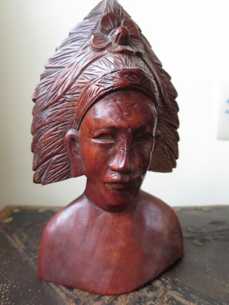 MOOI UIT HOUT GESNEDEN BEELDJE 20/15 CM, Ophalen of Verzenden