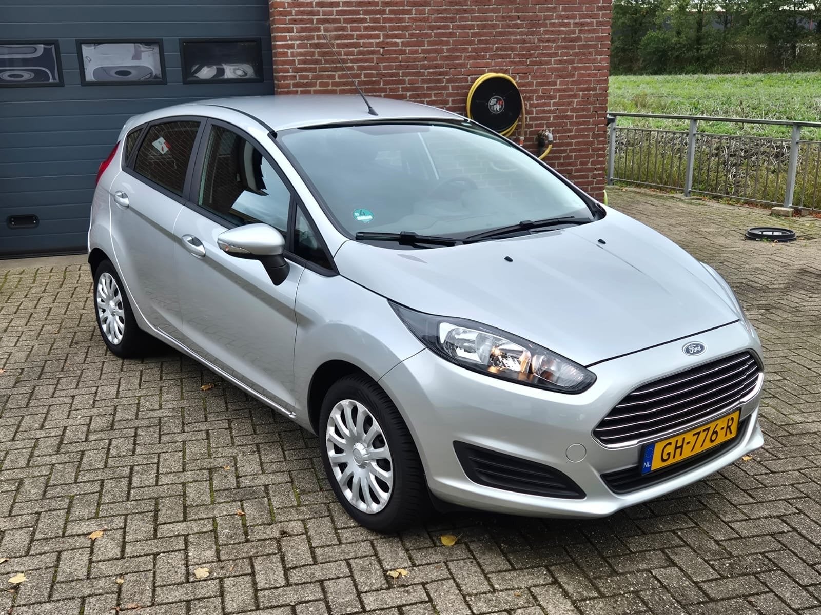 Ford Fiësta 1.0 48KW/65PK 5D 2015 Grijs, 40 €/maand, 525 kg, 23 km/l, Origineel Nederlands