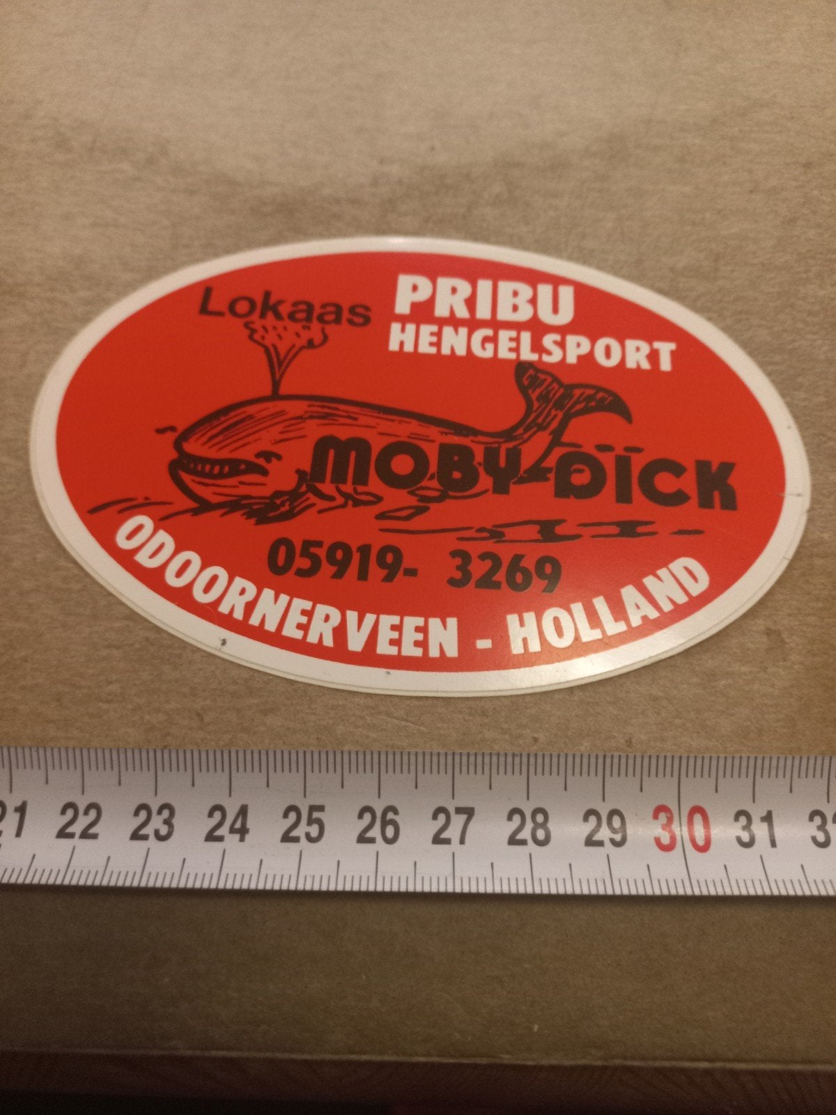 Vintage Moby Dick Hengelsport Sticker - Pribu Lokaas, Ophalen of Verzenden, Gebruikt, Overige typen