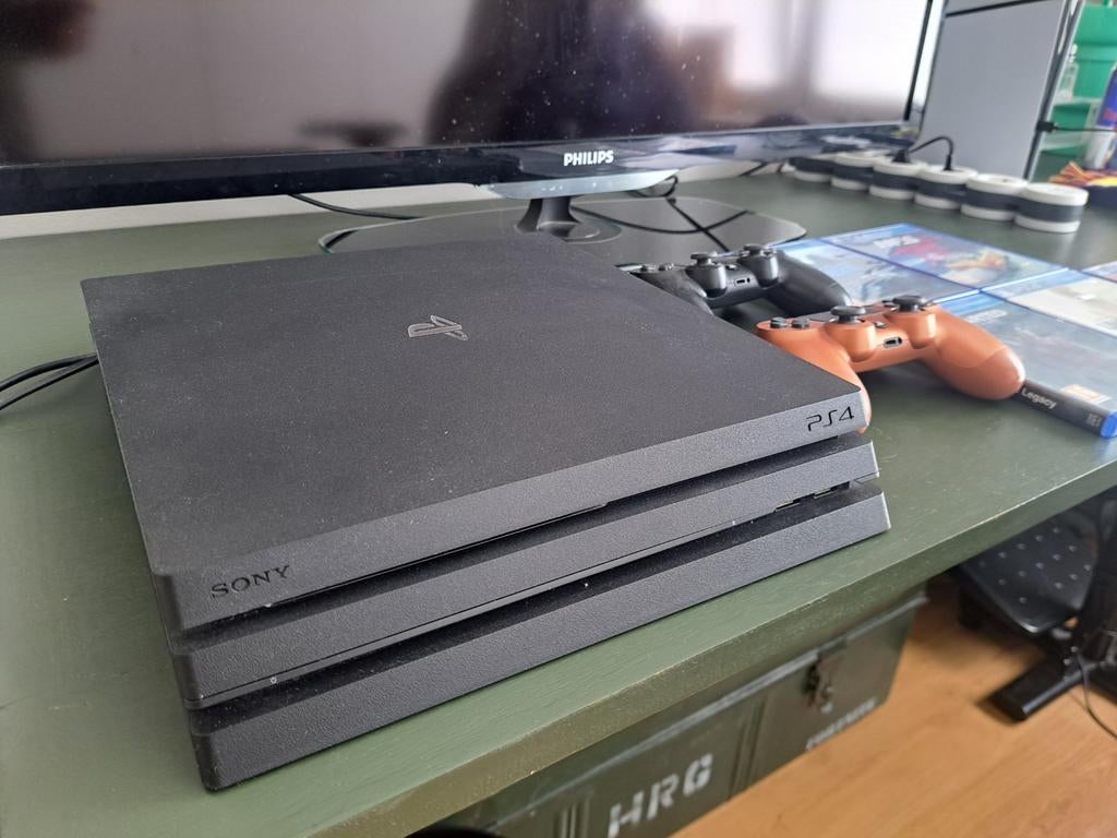 PS4 Pro met 2 controllers + 5 spellen, Spelcomputers en Games, Ophalen, Zo goed als nieuw, Met 2 controllers, Pro