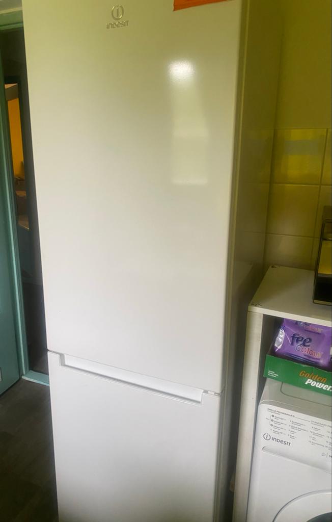 Indesit Koel-vriescombinatie - Wit, 150 tot 200 liter, Gebruikt, Met aparte vriezer, 45 tot 60 cm