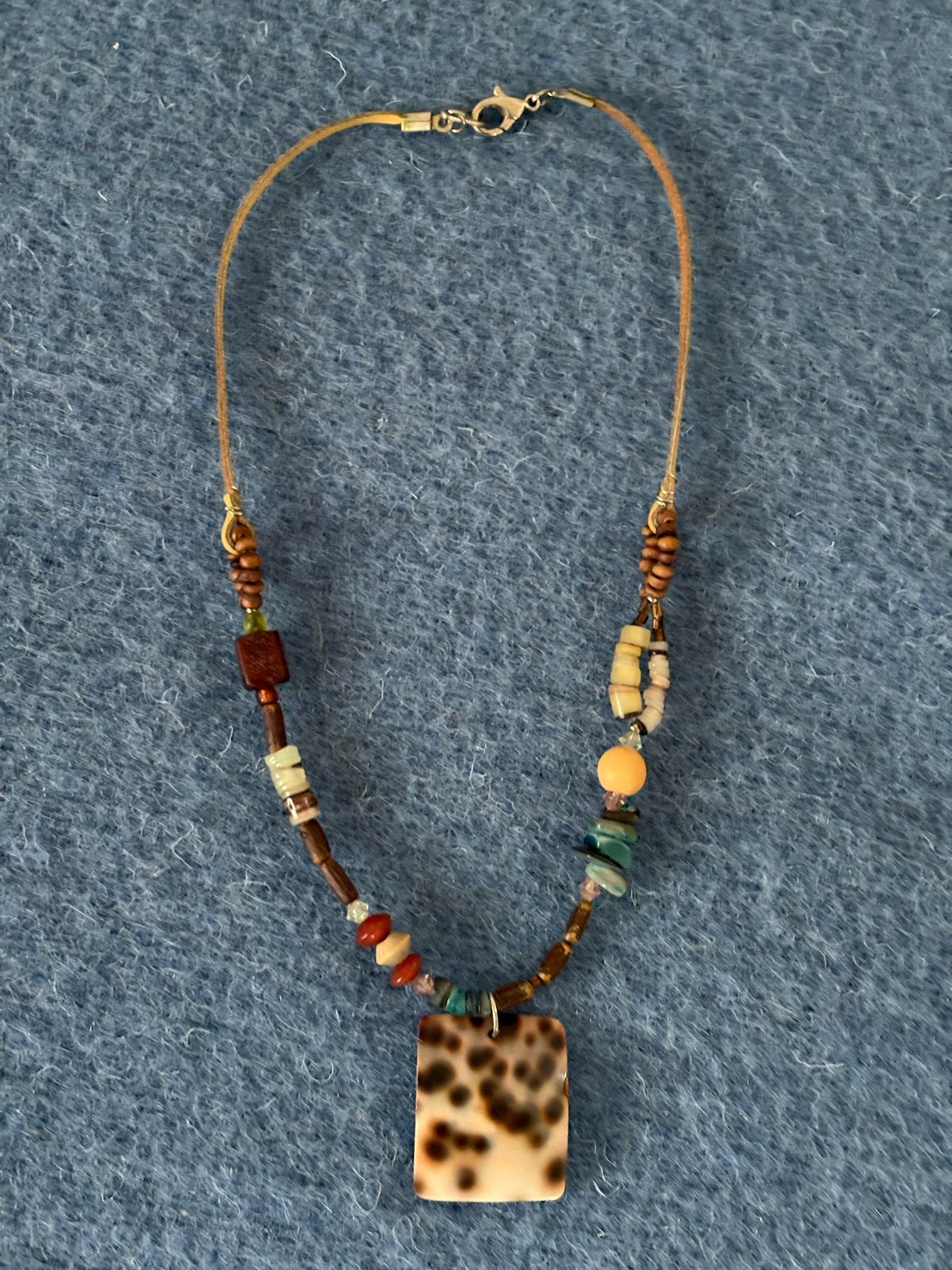 Ketting met leer, kralen en tijgerprint hanger, 42 cm, Gebruikt, Bruin, Ophalen of Verzenden, Overige materialen