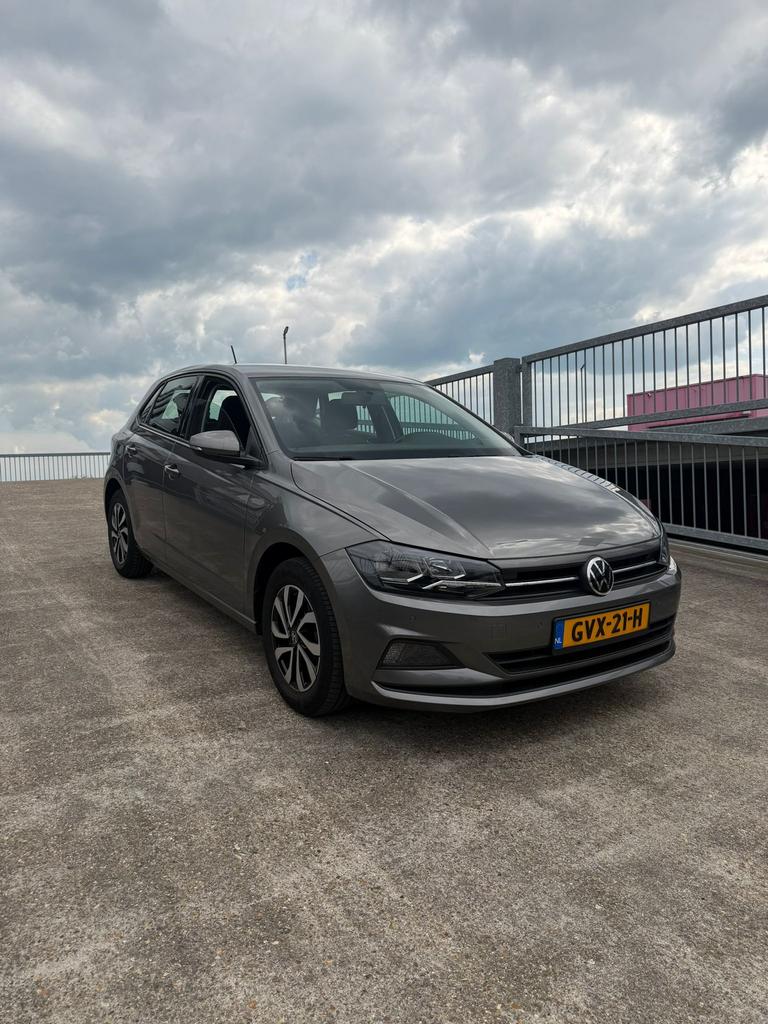 Volkswagen Polo 1.0 TSI 95pk 2021 Grijs, Auto's, Voorwielaandrijving, Handgeschakeld, 19 km/l, Particulier