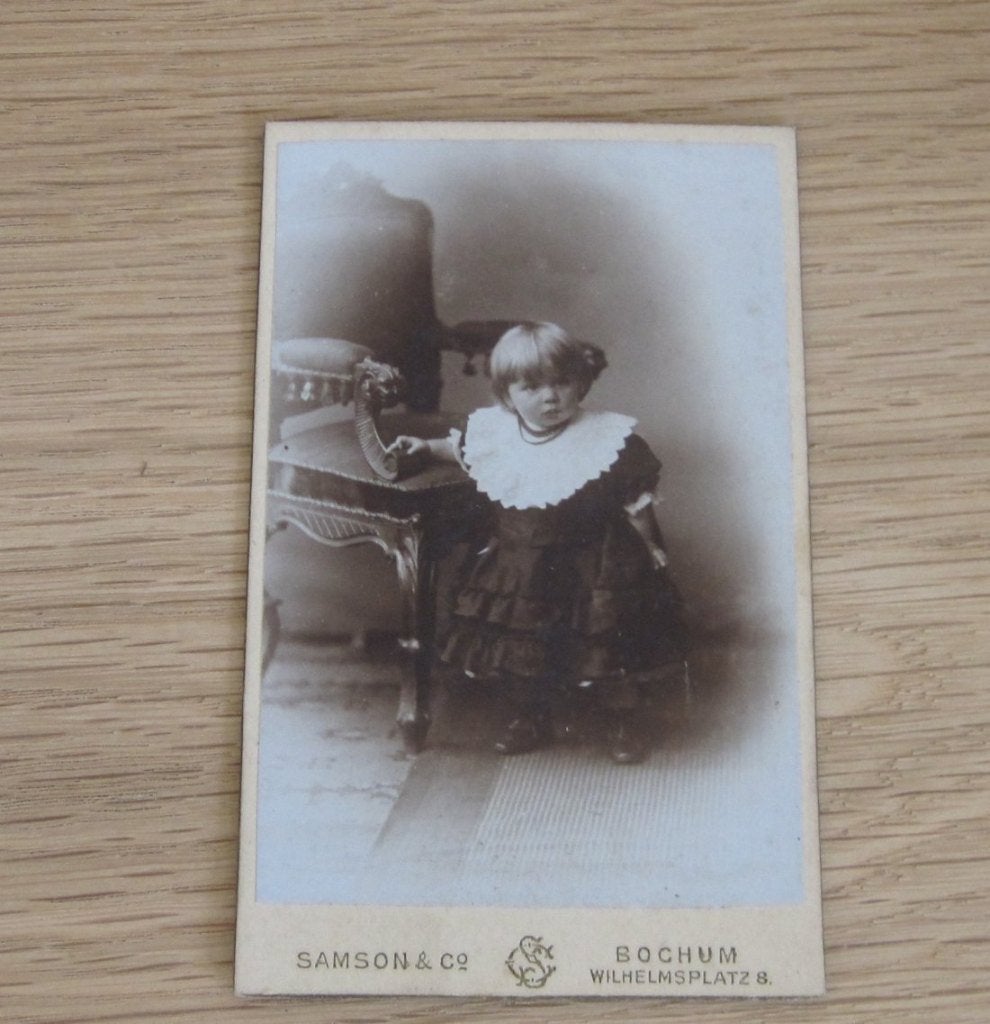 Antieke foto - CDV - kindje in mooie kleren - begin 1900, Ophalen of Verzenden