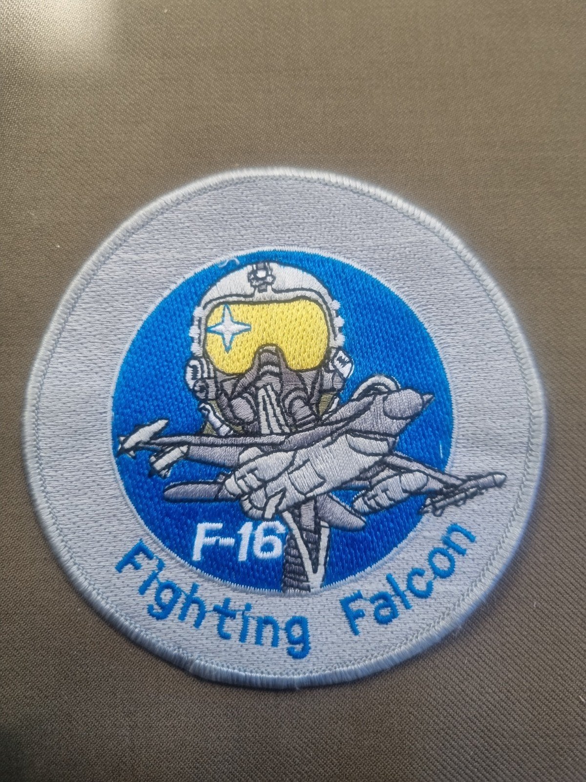 badge F-16 FIGHTING FALCON, Verzamelen, Militaria | Algemeen, Ophalen of Verzenden, Luchtmacht, Nederland, Embleem of Badge