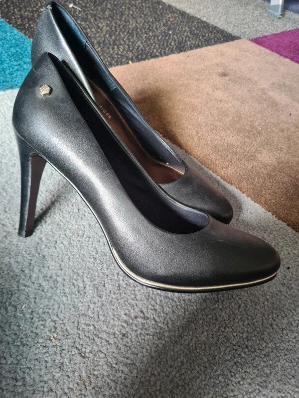 Nieuw Tommy Hilfiger Zwarte Pumps Maat 38, Kleding | Dames, Zwart, Ophalen of Verzenden, Zo goed als nieuw, Schoenen met hoge hakken