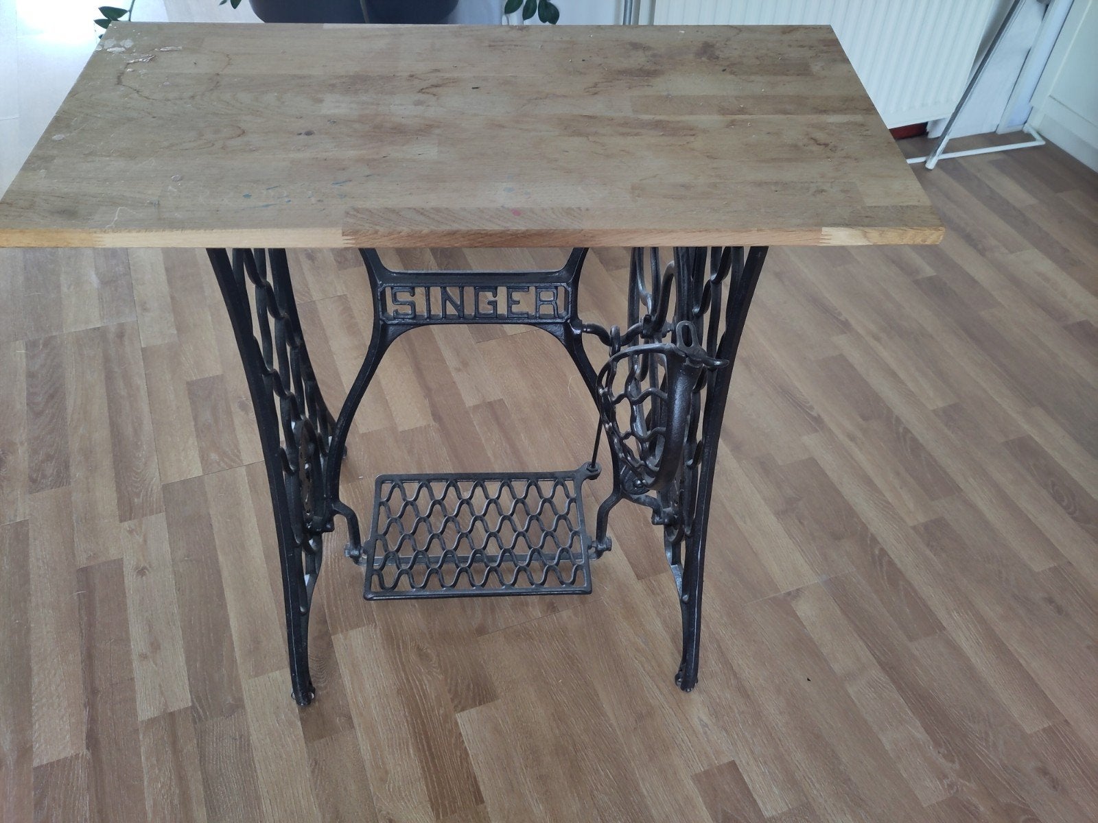 Tafel met Singer naaimachine onderstel, Ophalen