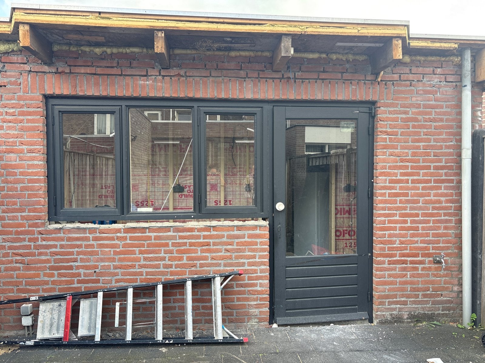 Gratis kozijn met deur af te halen, Kunststof, Gebruikt, Ophalen of Verzenden, Buitendeur