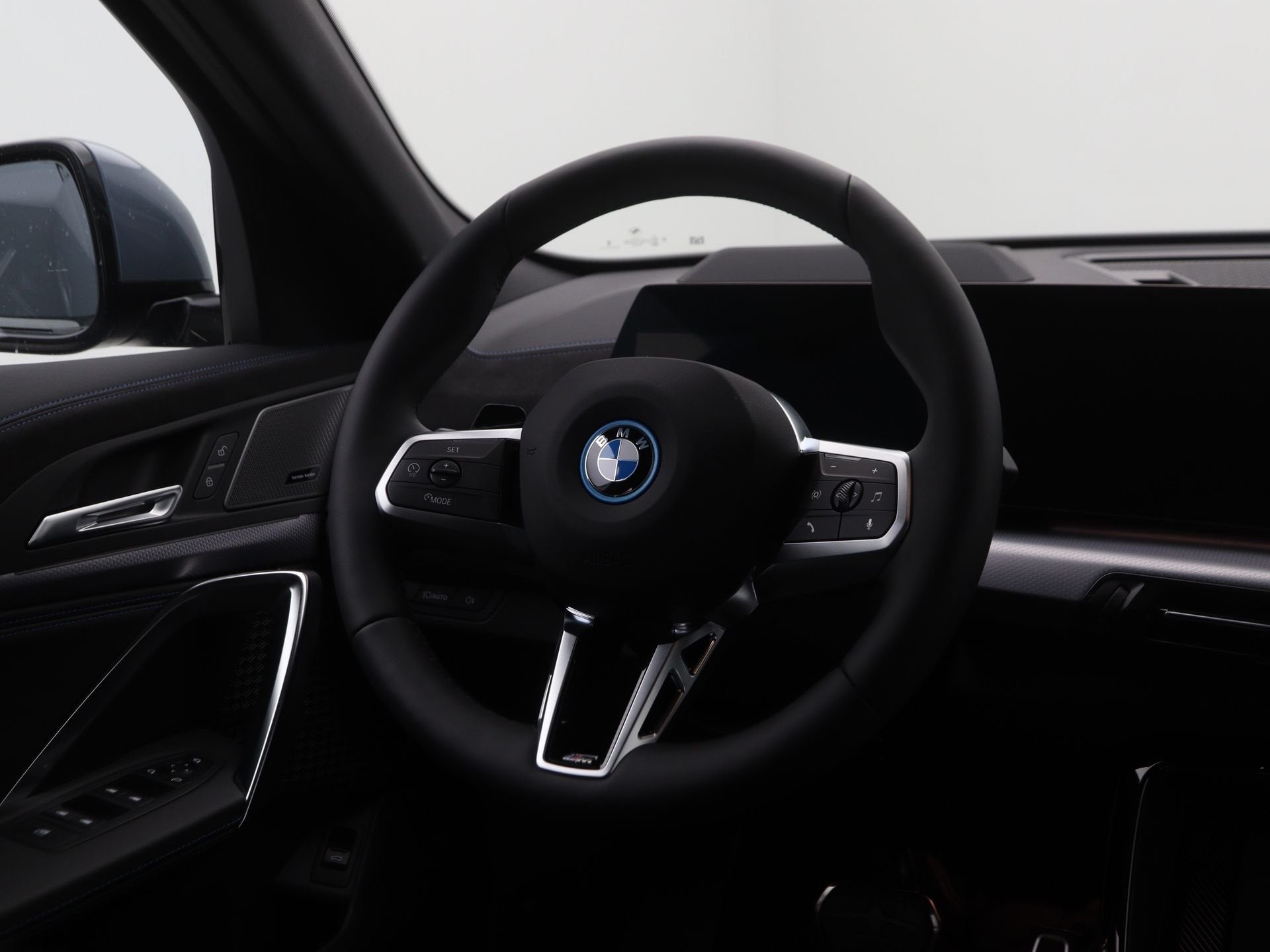 BMW iX2 eDrive20 67 kWh M Sport Edition (bj 2026, automaat), Auto's, BMW, IX2, Met garantie (alle), 24 min, Automatische klimaatregeling