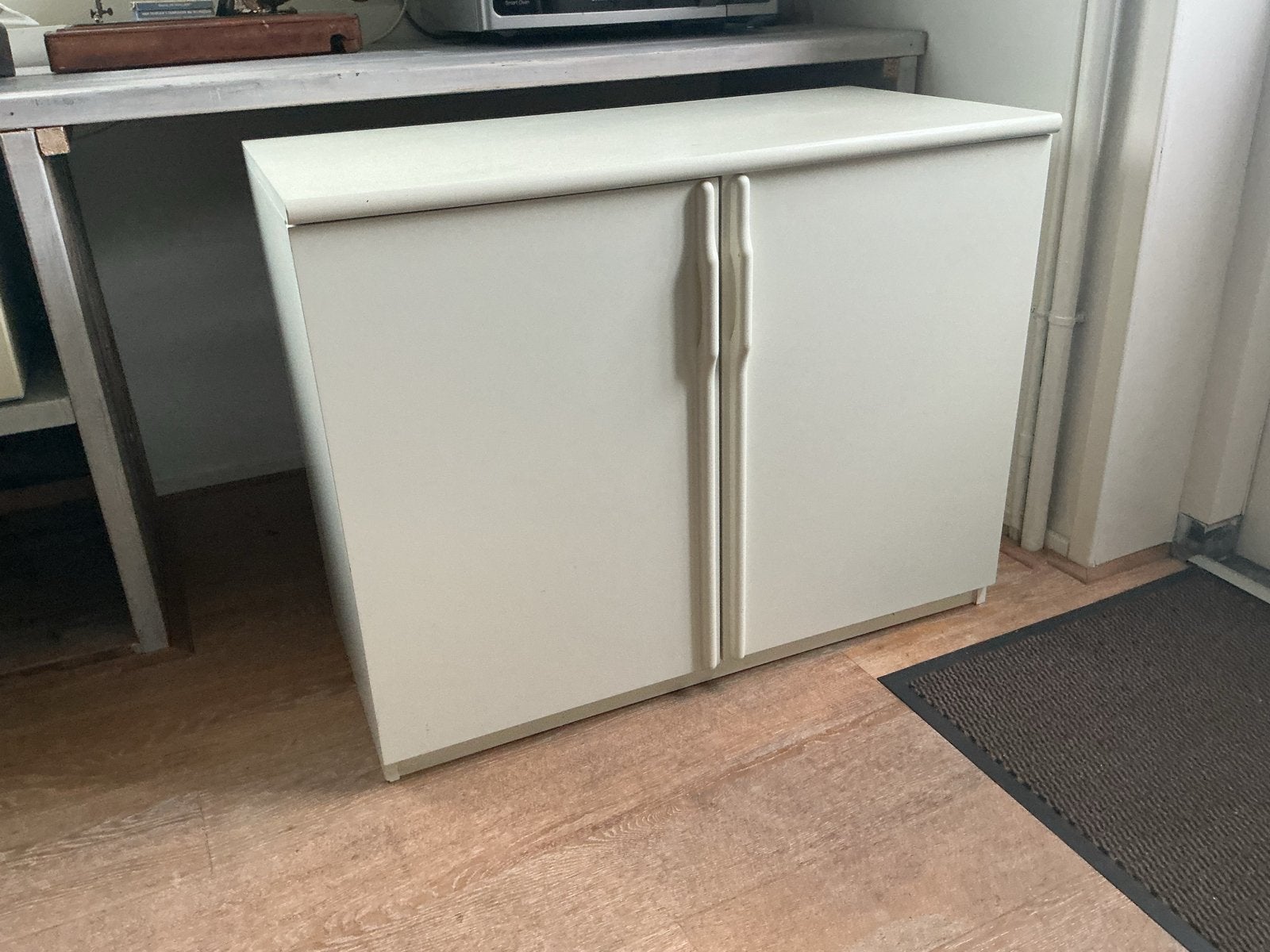 Crèmekleurig kastje met twee deuren en planken, Huis en Inrichting, Ophalen, Gebruikt