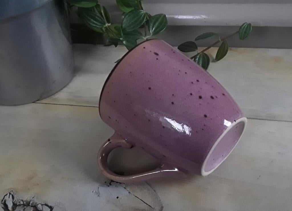 Mok / beker - kleur mauve (paars) - met stipjes erop, Keramiek, Ophalen of Verzenden, Zo goed als nieuw, Overige stijlen