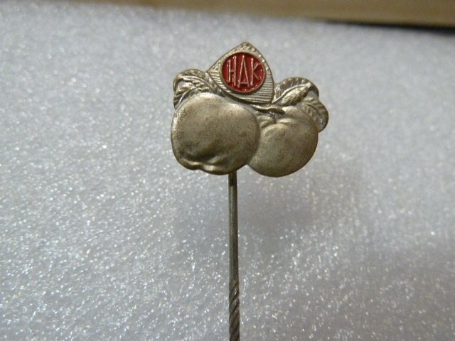 Vintage Speldje met Appels en 'HAK' logo, Ophalen of Verzenden, Gebruikt, Merk, Speldje of Pin