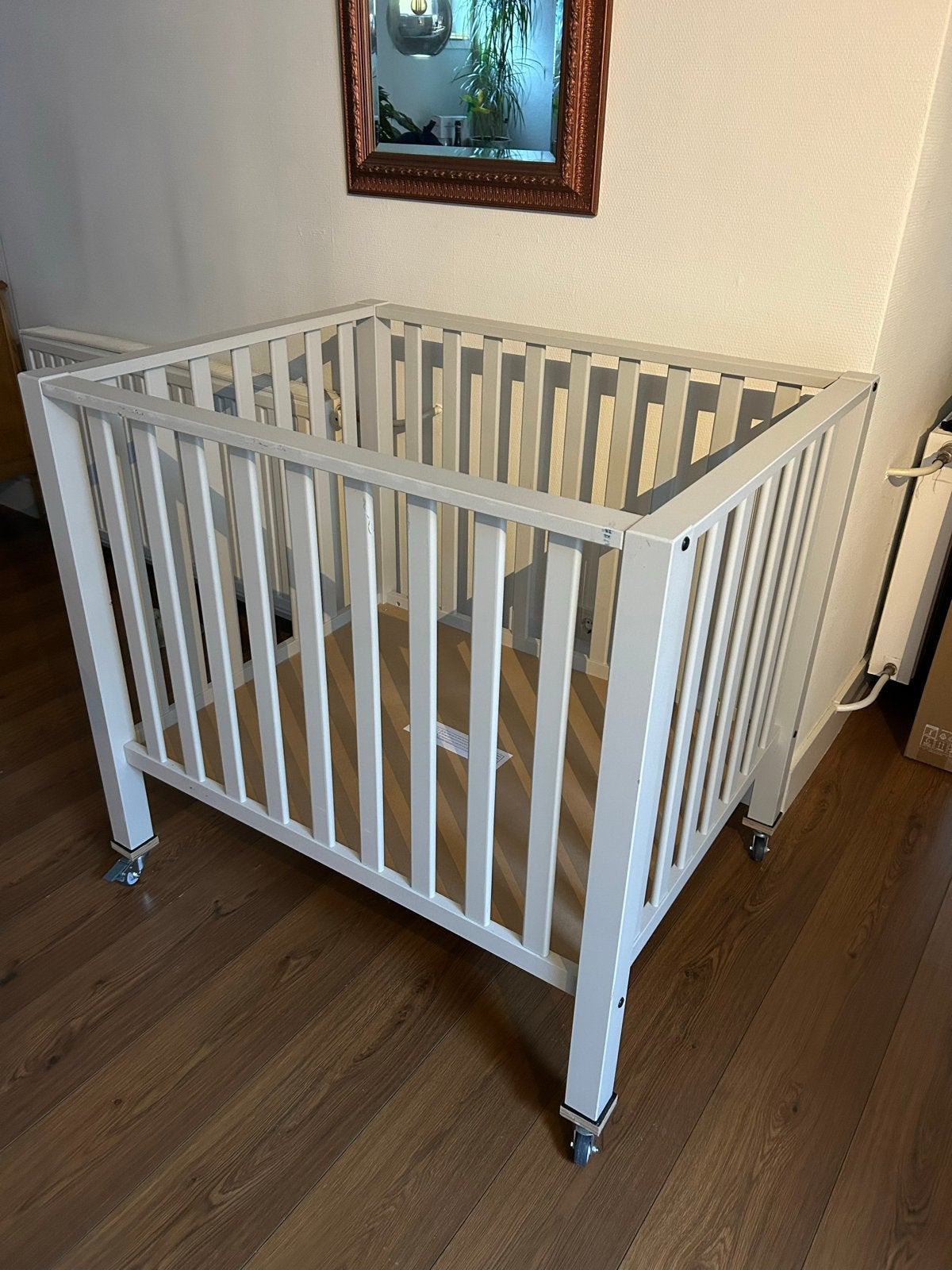 Greige box met wieltjes - Europe Baby, Ophalen, Zo goed als nieuw, Rechthoekig, Wieltjes