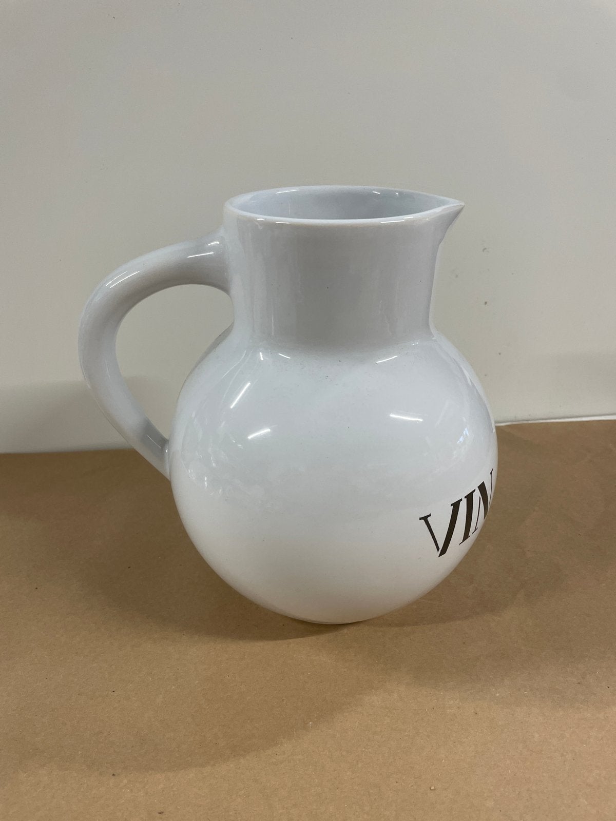 Witte keramische kan 'Vin Rouge' - Made in France Charolles, Gebruikt, Met patroon/structuur, Wit, Ophalen of Verzenden