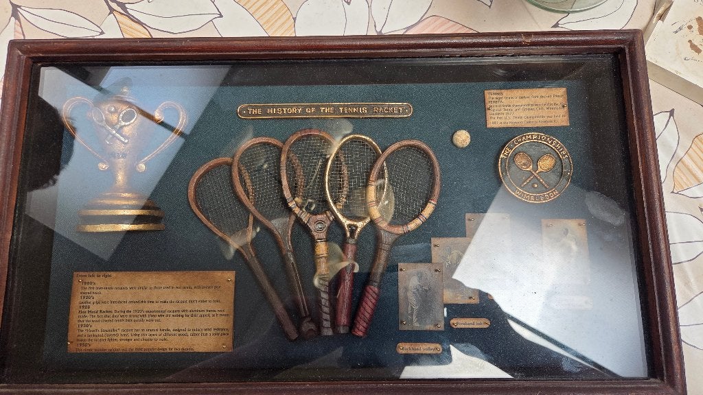 historie of the  tennis racket in kastje, Antiek en Kunst, Curiosa en Brocante, Ophalen