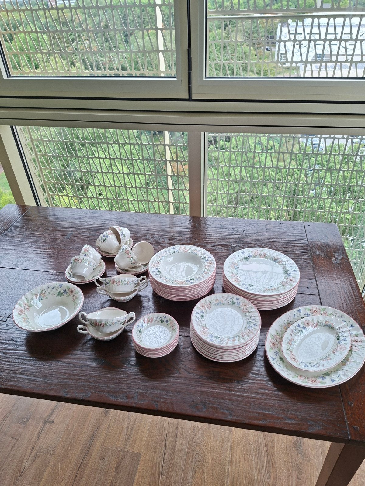 Compleet servies met bloemmotief - Zeer goede staat, Huis en Inrichting, Keuken | Servies, Ophalen, Zo goed als nieuw, Compleet servies