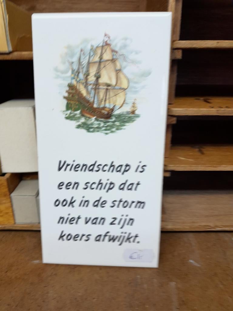 Tegeltje met spreuk: Vriendschap is een schip, Antiek en Kunst, Ophalen of Verzenden