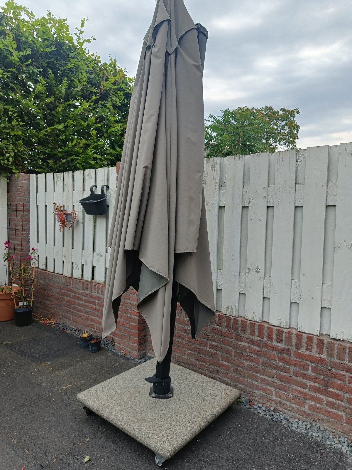 Zweefparasol met voet en wieltjes, Ophalen, Verstelbaar, Gebruikt, Zweefparasol