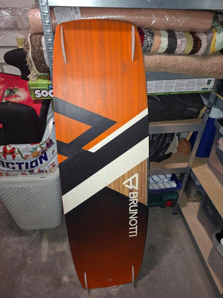Brunotti Onyx Kitesurf Board 140x42, Watersport en Boten, Kitesurfen, Gebruikt, Twintip, Kiteboard, Ophalen of Verzenden