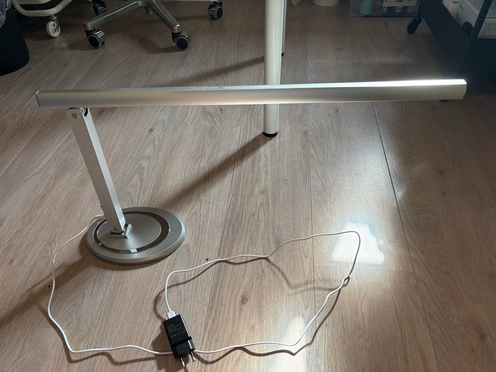 Moderne zilverkleurige LED tafellamp, verstelbaar, Huis en Inrichting, Ophalen, Bureaulamp, LED verlichting, Overige merken