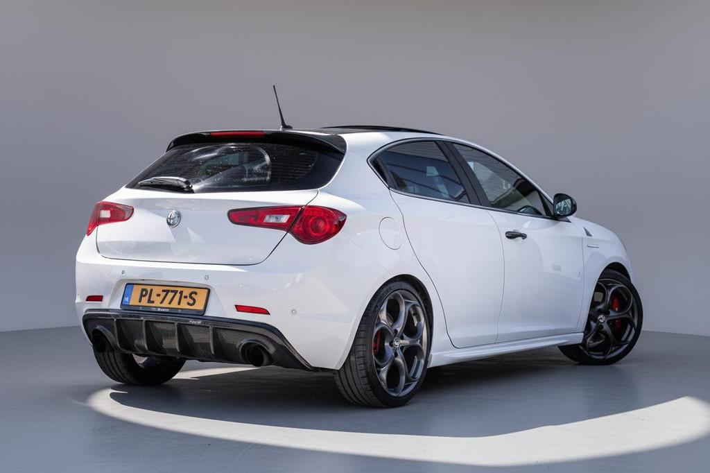 Alfa Romeo Giulietta 1.7 TBi 241pk Quadrifoglio Verde Pano|B, Auto's, Gebruikt, 4 cilinders, Wit, 14 km/l