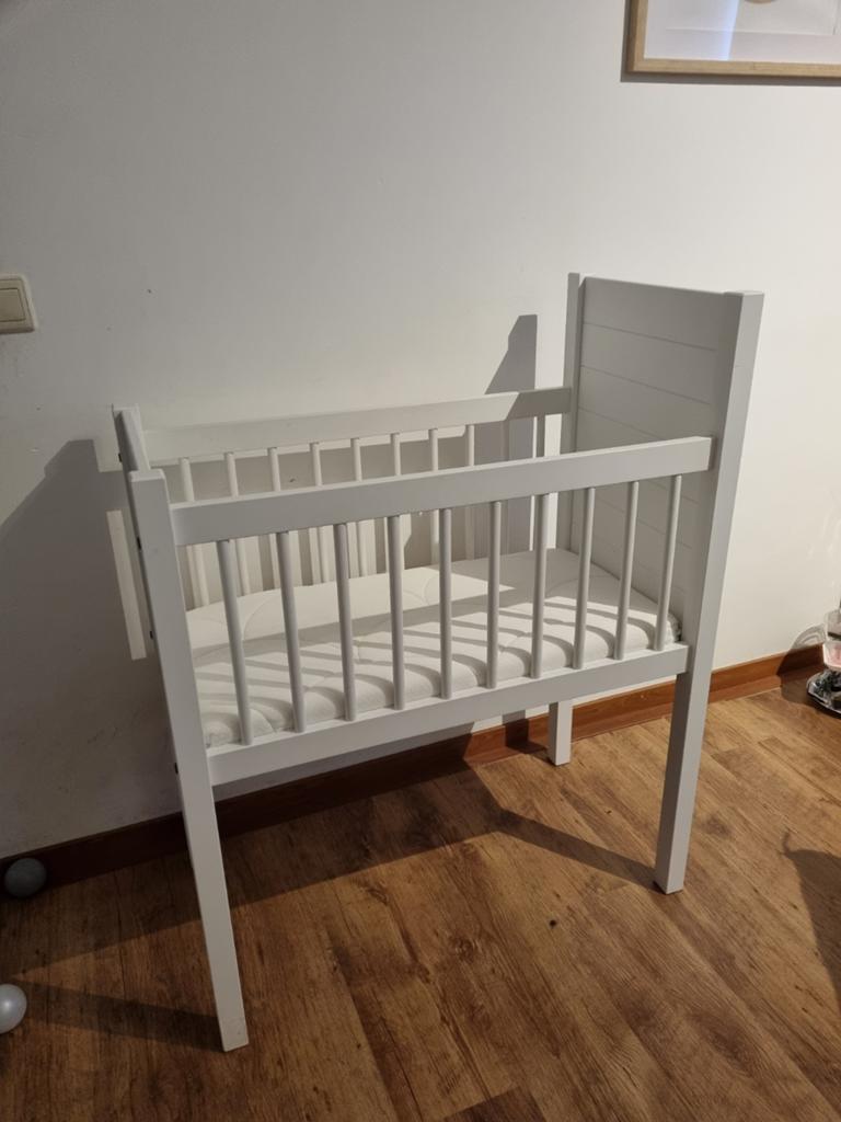 Wit wiegje met matrasje Co-Sleeper, Kinderen en Baby's, Babywiegjes en Ledikanten, Ophalen, Gebruikt, Wieg