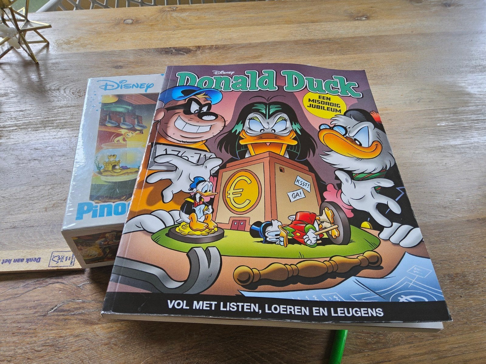 Donald Duck: Een Misdadig Jubileum, Boeken, Eén stripboek, Ophalen of Verzenden, Zo goed als nieuw, Walt Disney