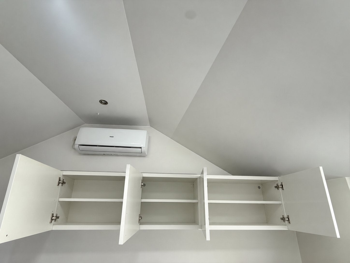 Foto 4 van IKEAwandkasten hoogglans wit complete set glazen bovenplaten