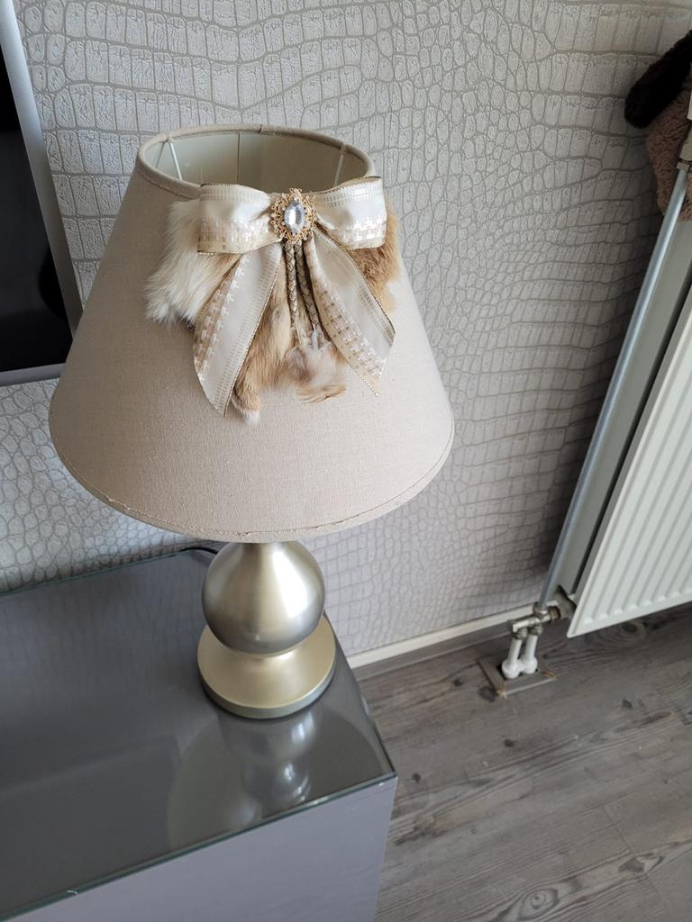 2 Mooie decoratieve tafellampen met strik en bontje, Ophalen of Verzenden, Zo goed als nieuw, Metaal, Minder dan 50 cm