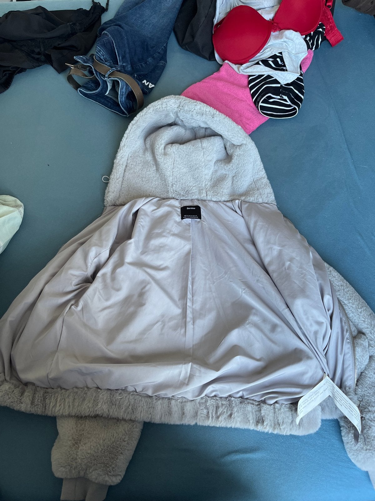 Bershka pluizige jas met capuchon, Kleding | Dames, Jassen | Winter, Ophalen of Verzenden, Gedragen, Maat 34 (XS) of kleiner, Grijs
