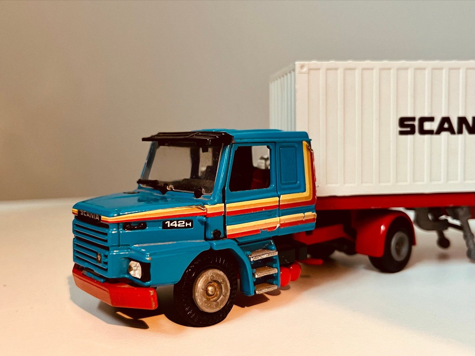 Tekno Scania 142H met oplegger en 2 containers, Hobby en Vrije tijd, Overige merken, Gebruikt, 1:32 tot 1:50, Ophalen of Verzenden