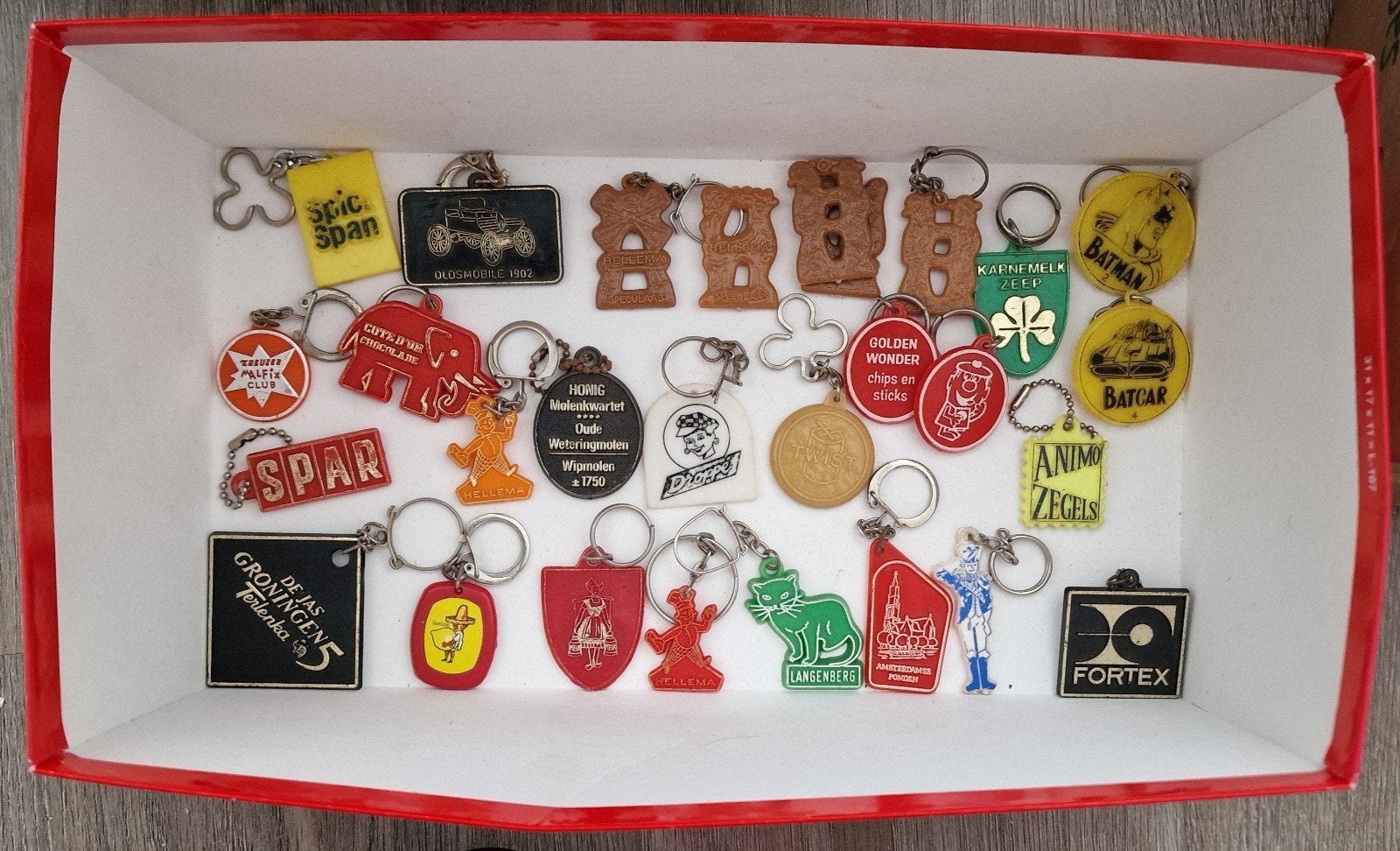 Verzameling platte kunststof sleutelhangers, Verzamelen, Verzenden, Gebruikt, Merk