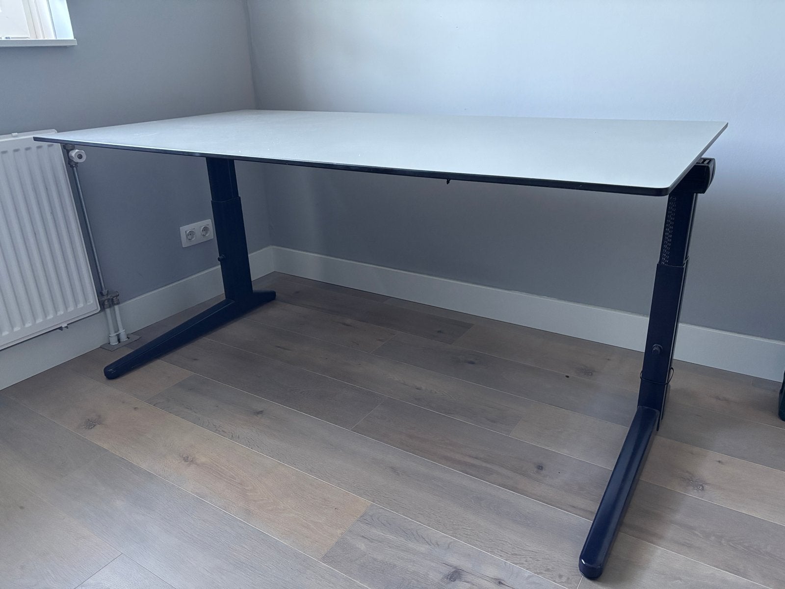 Bureau Ahrend - grijs blad, donker blauw onderstel 80x160 cm, Ophalen, Zit-sta bureau, Spaanplaat of MDF, In hoogte verstelbaar