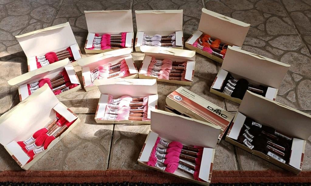 DMC Retors Mat Borduurzijde Diverse Kleuren uit Frankrijk ps, Ophalen of Verzenden, Borduurgaren of Zijde